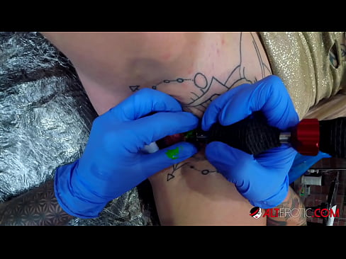❤️ Uiters getatoeëerde hottie Sully Savage het 'n tatoeëermerk op haar klitoris gekry ️ Seksvideo op af.analpics.ru